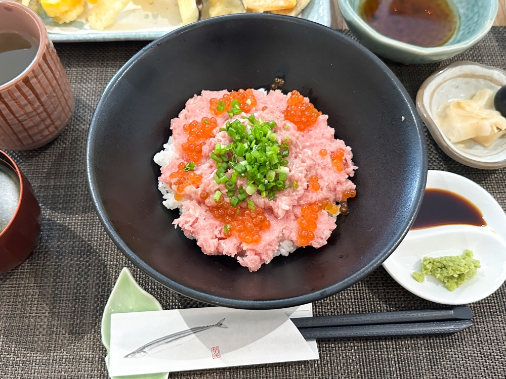 Miyagi Bluefin Tuna Ootoro Negitoro rice bowl is the best way to enjoy the velvety chopped tuna with 'negi' and 'ikura'. — Picture by Lee Khang Yi