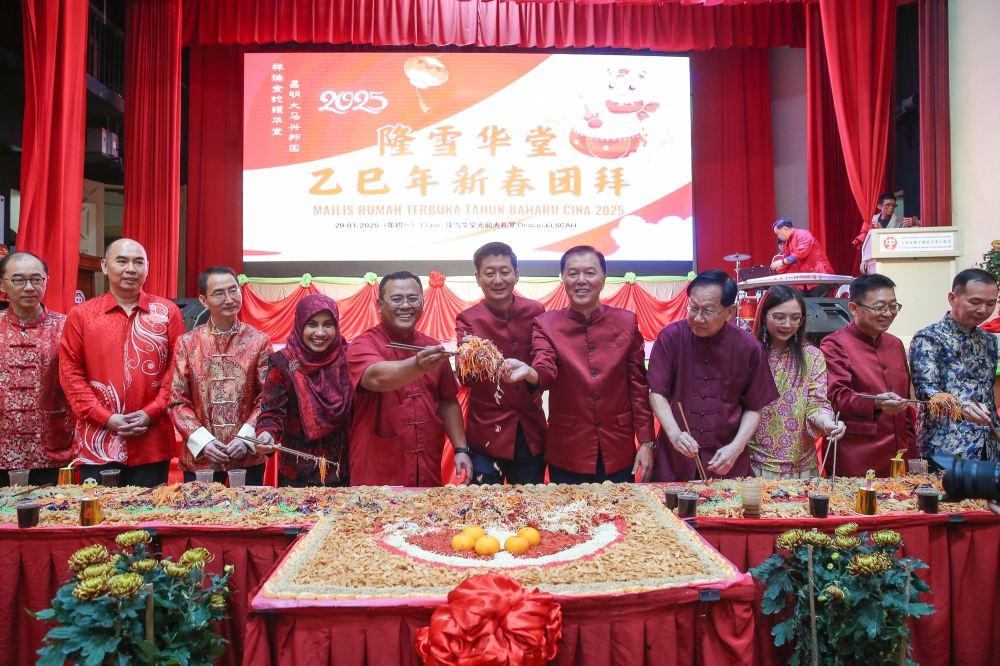 Selangor Menteri Besar Datuk Seri Amirudin Shari (5th left) tosses 'yee sang' in conjunction with Chinese New Year celebration hosted by the Kuala Lumpur and Selangor Chinese Assembly Council (KLSCAH). — Picture by Yusof Mat Isa