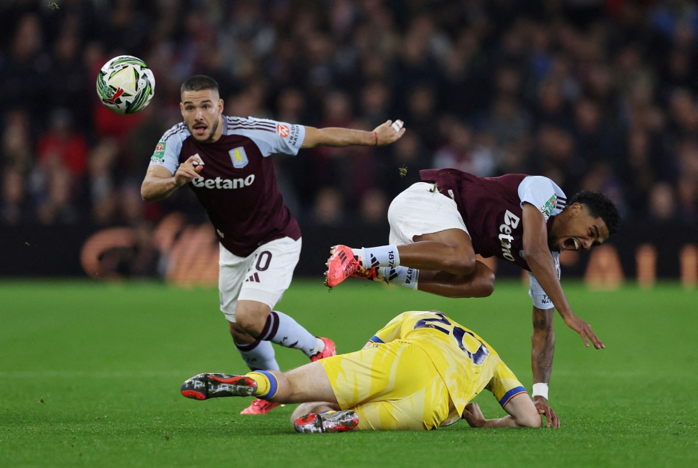 Aston Villa's forward Emiliano Buendia (left) and left-back Ian Maatsen tackled by Crystal Palace's Adam Wharton. — Reuters pic