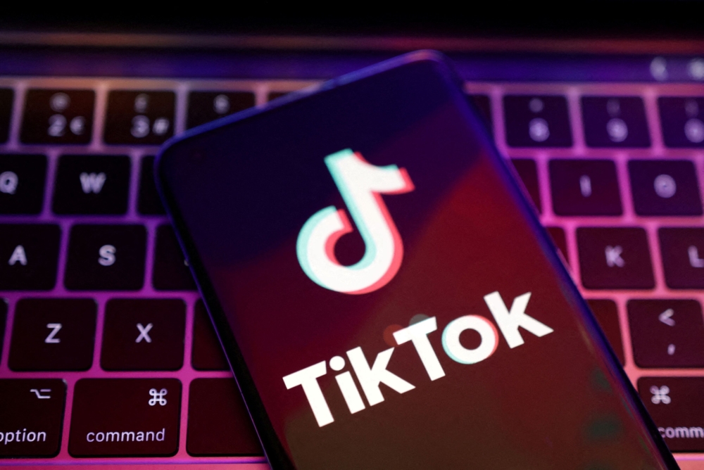 A man who had recently brought his family back to Pakistan from the United States on Wednesday confessed to shooting dead his teenage daughter, motivated by his disapproval of her TikTok content, Pakistani police said. — Reuters pic