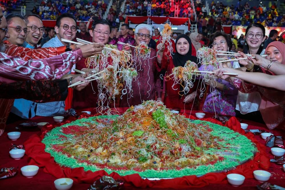 Yang Dipertua Negeri of Penang, Tun Ahmad Fuzi Abdul Razak (centre), together with Penang Chief Minister Chow Kon Yeow, toss Yee Sang at the 2025 Chinese New Year Open House event hosted by the Chief Minister of Penang at Spice Arena today. Also present were the wife of the Yang Dipertua Negeri of Penang, Toh Puan Khadijah Mohd Nor, and Human Resources Minister Steven Sim. — Bernama pic 