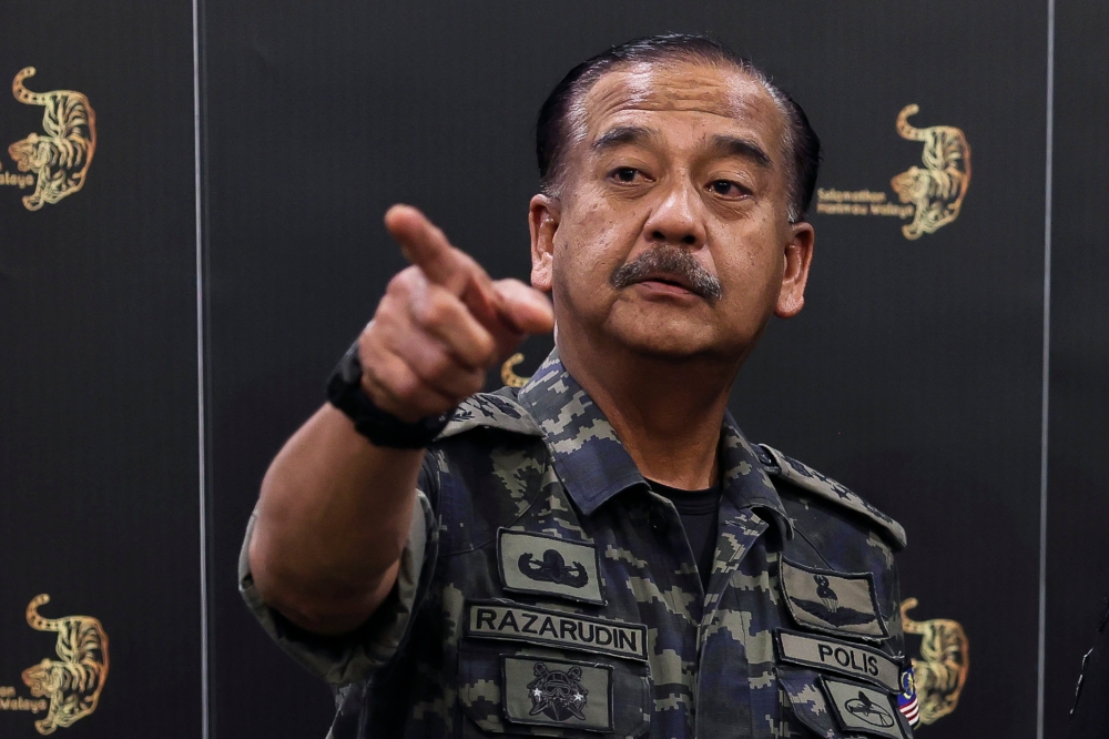 Inspector-General of Police (IGP) Tan Sri Razarudin Husain’s lawyer, S Raam Kumar, said that Wan Azri Wan Deris, popularly known as Papagomo, has continued to defame the IGP on social media despite a High Court injunction issued against him. — Bernama pic