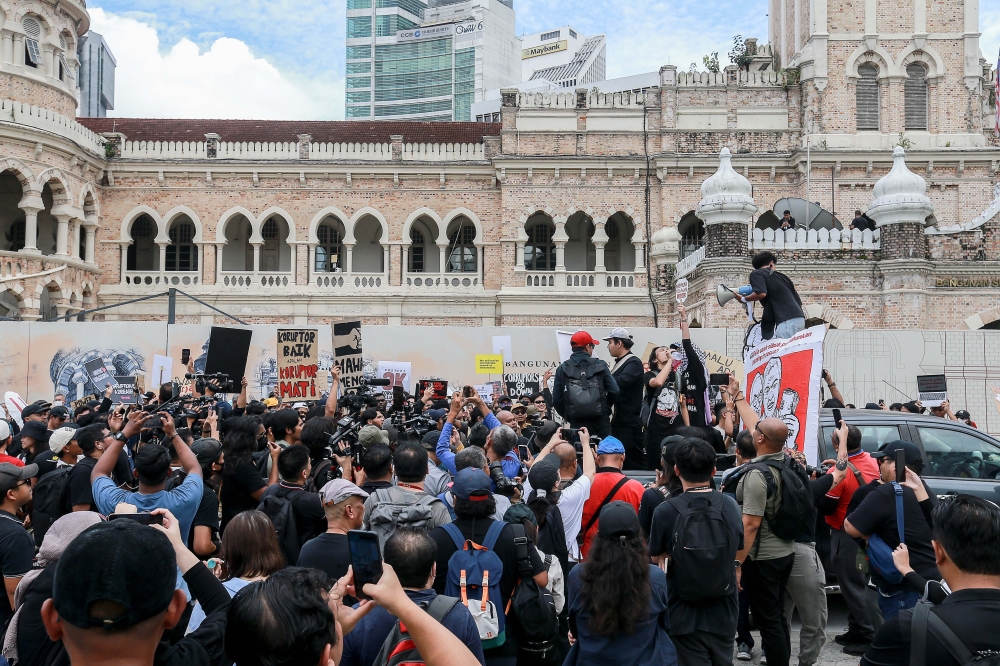Youths protesting against corruption in front of the Dataran Merdeka. — Picture by Sayuti Zainudin