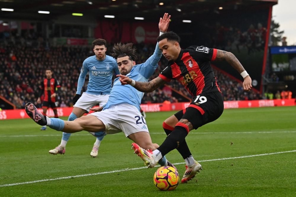 Bournemouth's Dutch striker Justin Kluivert (right) vies with Nottingham Forest's Portuguese striker Jota Silva (L) during the English Premier League football match at the Vitality Stadium. — AFP pic