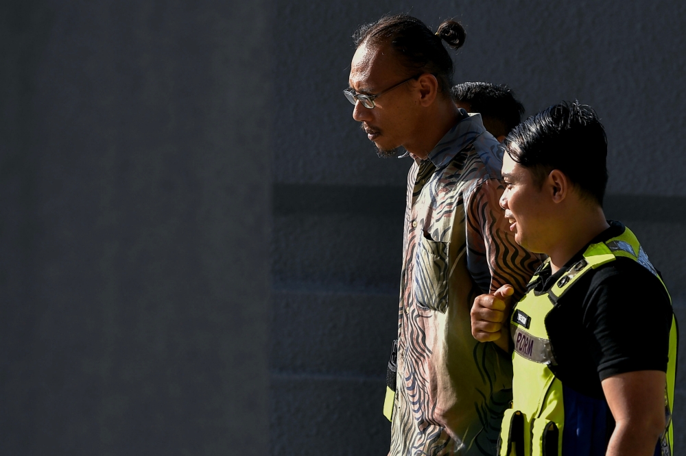 The Magistrate’s Court here today sentenced a 31-year-old house renovation worker to five months in prison and an RM2,000 fine after he pleaded guilty to sending criminal threats to the family of comedian and actor Harith Iskander. — Bernama pic