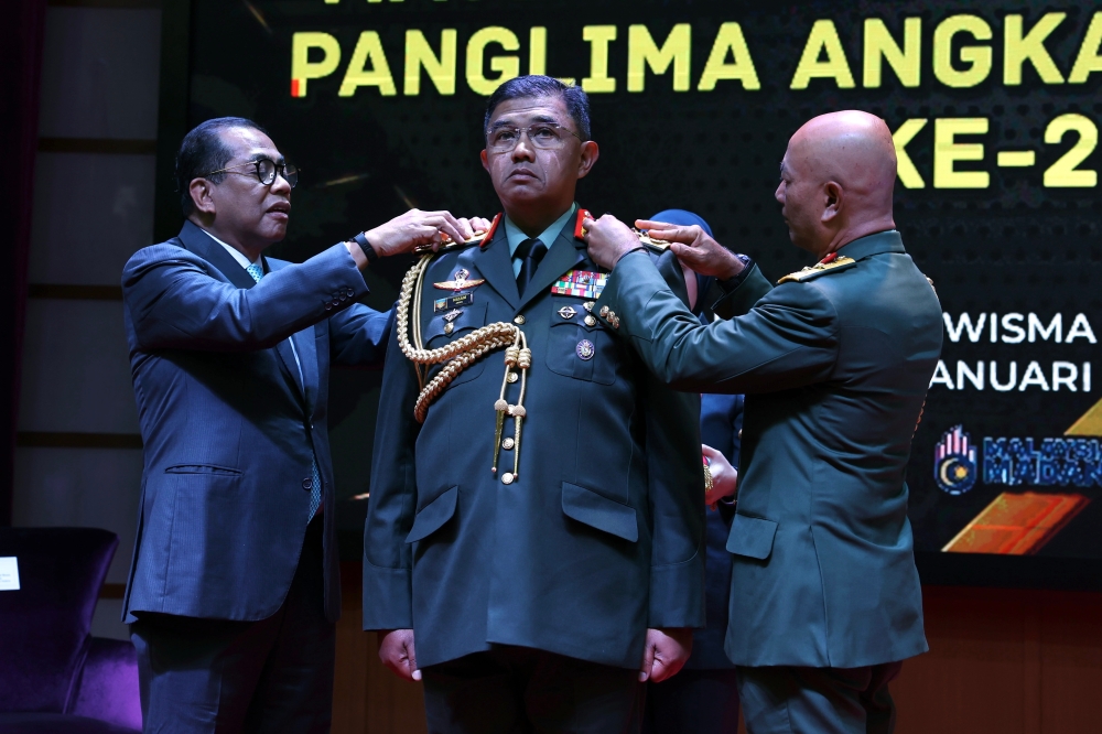 Defence Minister Datuk Seri Mohamed Khaled Nordin confers the rank on Malaysian Armed Forces (ATM) Headquarters Assistant Chief of Staff for Personnel Services (AKS PA), General Datuk Mohd Nizam Jaffar (centre), who was appointed as the 23rd Chief of Defence Force during the handover of duty ceremony at Wisma Pertahanan, Kuala Lumpur, January 31, 2025. — Bernama pic 
