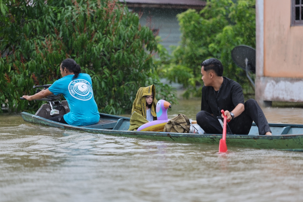 Villagers use boats to relocate in Kampung Hulu Serian hit by floods in Sarawak, January 30, 2025. Various banks, including Public Bank Bhd, Hong Leong Bank Bhd, Standard Chartered Bank Malaysia Bhd and OCBC Bank (M) Bhd, have come forward to offer assistance to their loan and financing customers who are affected by the floods in Sabah and Sarawak. — Bernama pic 