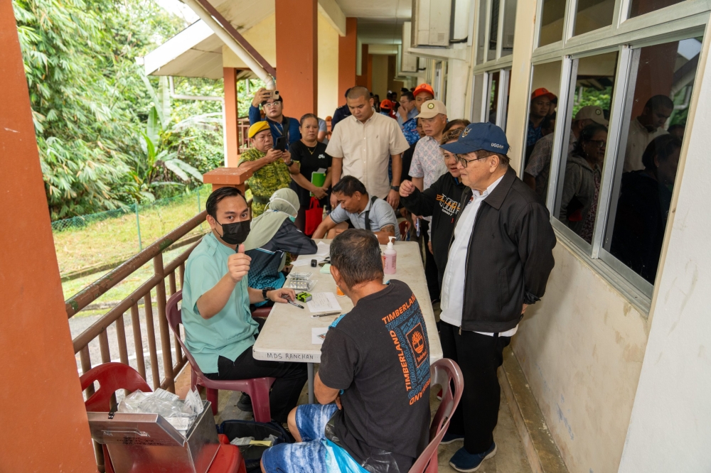 Uggah inspects the medical department providing assistance at the Ranchan Multipurpose Hall during his visit. — The Borneo Post pic