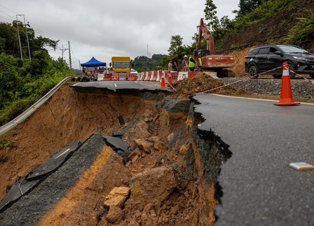 A view of the landslide along along Jalan Song-Temalat-Kanowit near Kapit. — Picture from Facebook/Alexander Nanta Linggi
