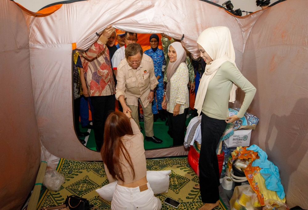 Sarawak Premier Tan Sri Abang Johari Openg visits victims of the landslide at Kampung Lereng Bukit, Miri. — Bernama pic