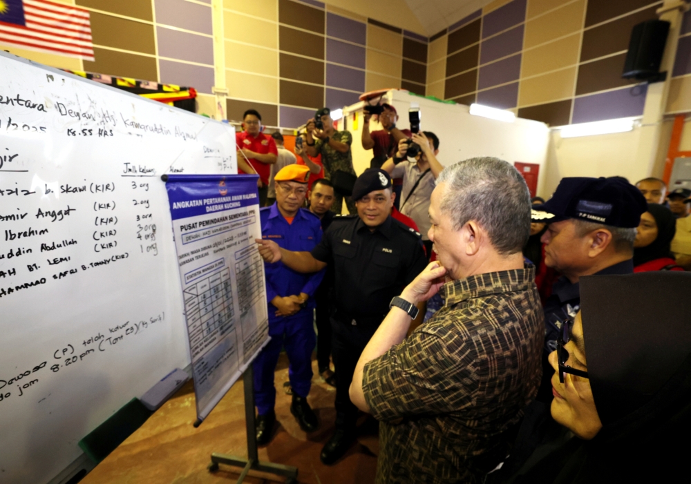 Deputy Prime Minister Datuk Seri Fadillah Yusof assessed the number of flood victims during his visit to the Temporary Evacuation Center at Haji Kamarudin Hall in Kampung Segedup. — Bernama pic
