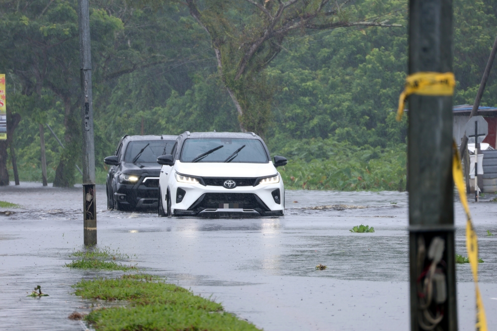 The rainy weather over the past few days has caused several roads in low-lying areas in Sibu to be flooded. — Bernama pic