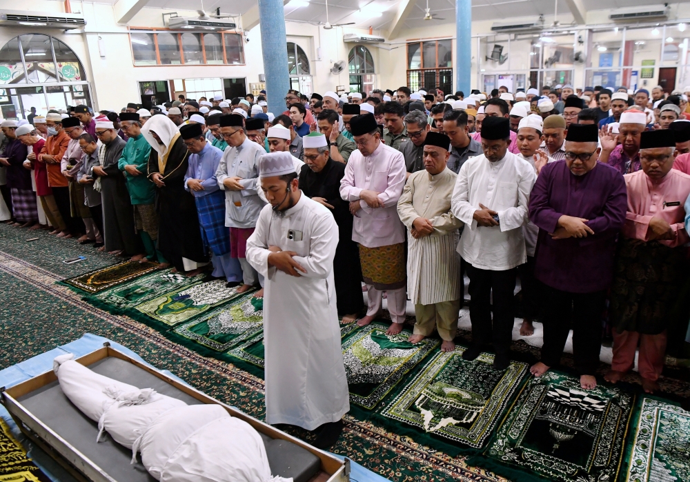 File photo of Perak Menteri Besar Datuk Seri Saarani Mohamad performing funeral prayer along with Prime Minister Datuk Seri Anwar Ibrahim at Masjid Al-Muttaqin in Ipoh. — Bernama pic