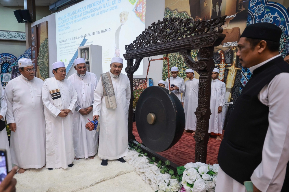 Deputy Prime Minister Datuk Seri Dr Ahmad Zahid Hamidi performs a symbolic launch at the 13th National-level Al-Quran Waqf Programme Launch Ceremony in conjunction with the Restu International Quranic Arts Festival at the Selangor International Islamic Arts Complex. January 31, 2025. — Bernama pic