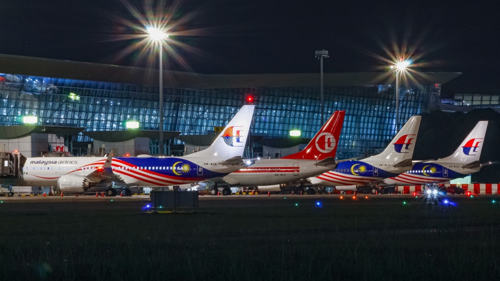 Plane spotters wait hours for the perfect shot of their dream aircraft at Anjung Spotter, KLIA. — Bernama pic