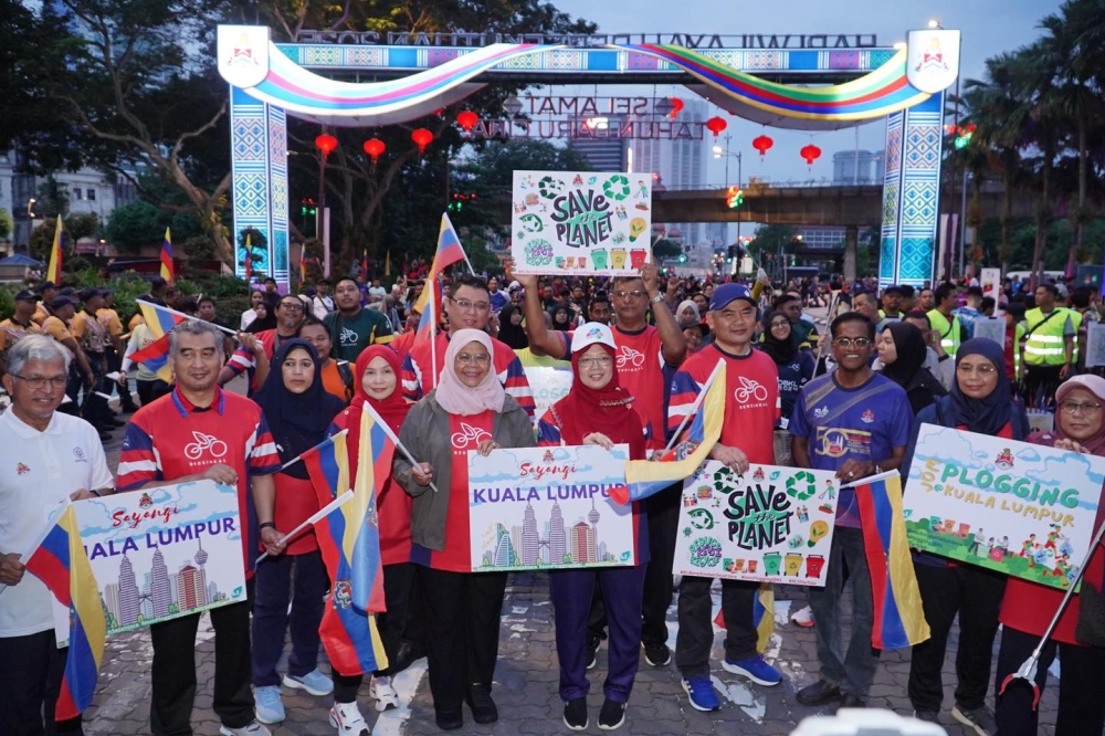 Dr Zaliha Mustafa launches the Bersih-KAL programme and the Zero Waste Campaign at the Sultan Abdul Samad Jamek Mosque. — Bernama pic