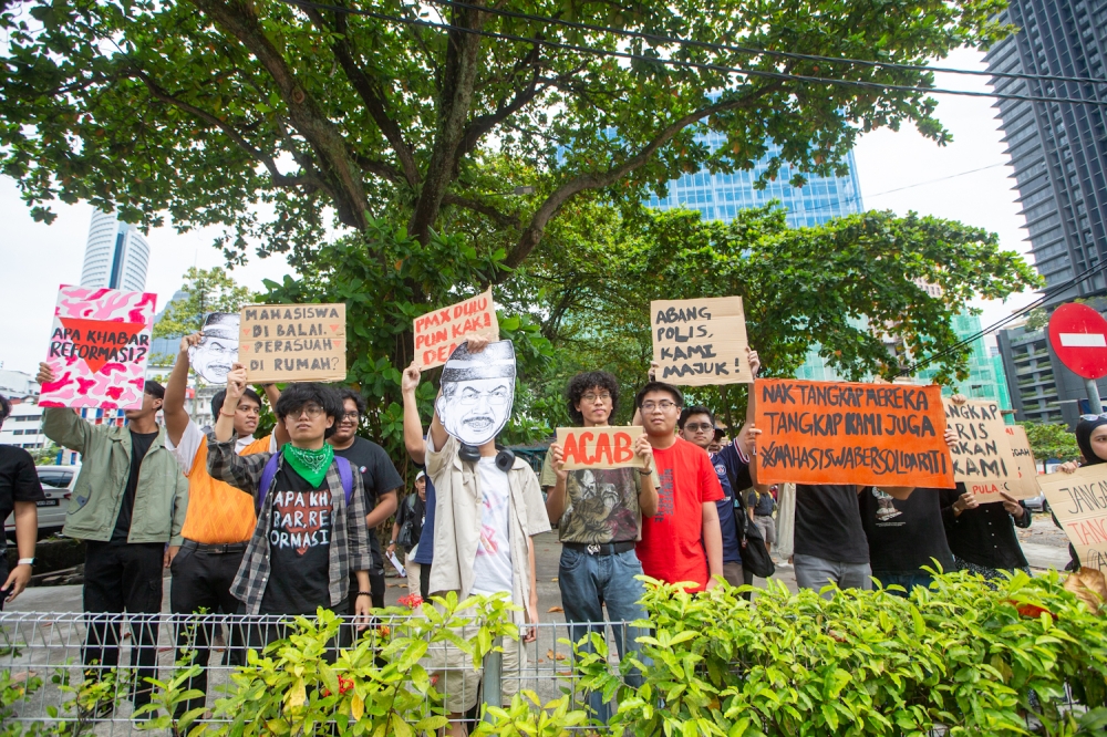 Students from Sekretariat Rakyat Benci Rasuah protest against their members who were called up by the police at Dang Wangi police headquarters. — Picture by Raymond Manuel
