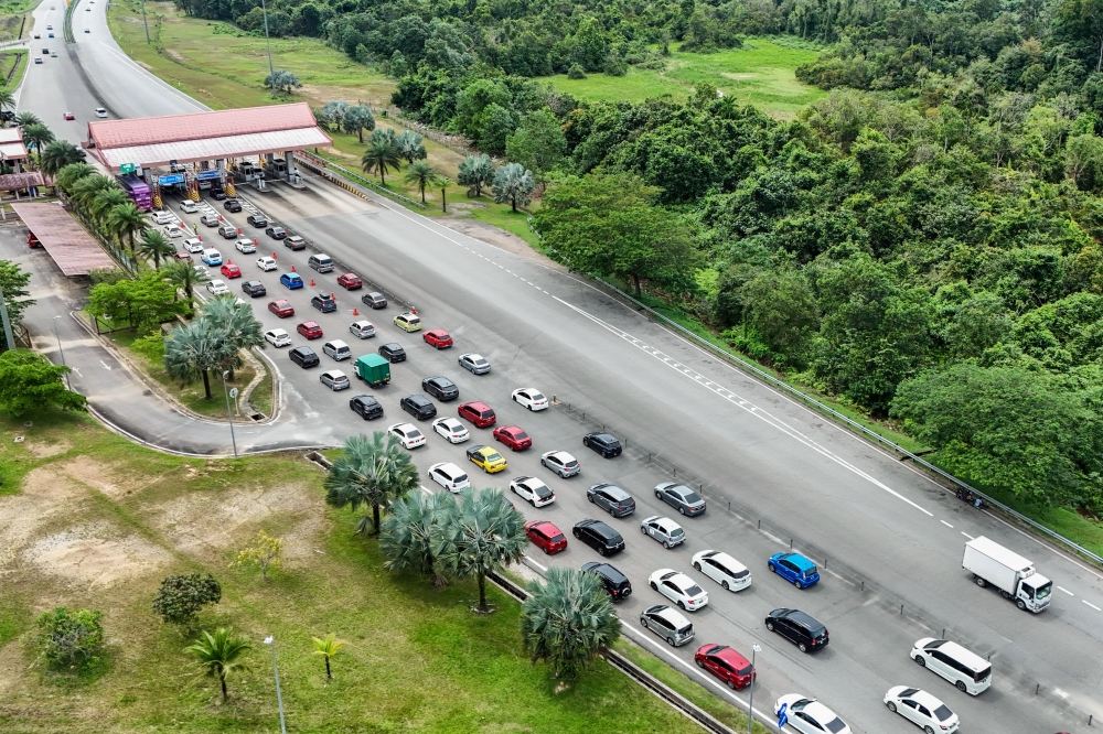 The traffic situation towards the Kuala Terengganu Toll Plaza February 2, 2025, as people head home after the Chinese New Year holidays. — Bernama pic