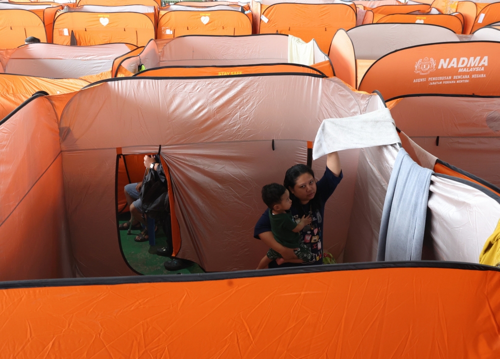 In Sarawak, the number of evacuees dropped to 10,068 as at 8am today compared to 10,104 last night, with all of them taking shelter at 46 PPS. — Bernama pic 