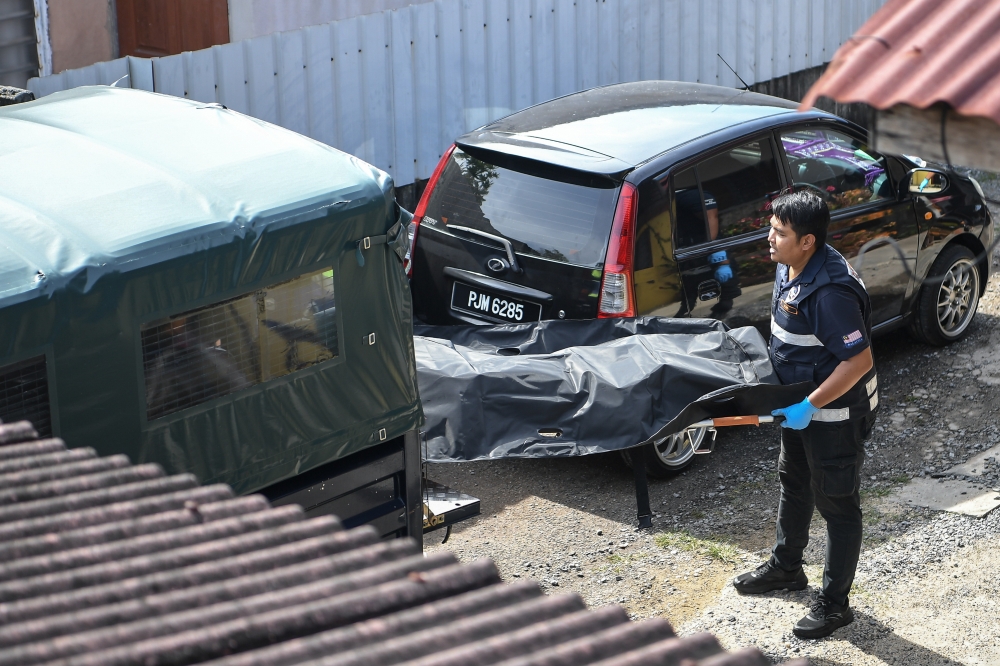 Police transport one of the bodies of the victims of the house fire at Tongkang Yard near Alor Setar, Kedah, January 21, 2025. — Bernama pic 