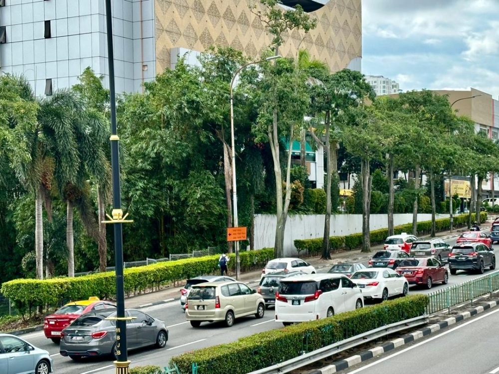 File picture of heavy traffic building up along the inner ring road in Bukit Senyum towards Stulang Laut and Taman Pelangi in Johor Baru. — Picture by Ben Tan