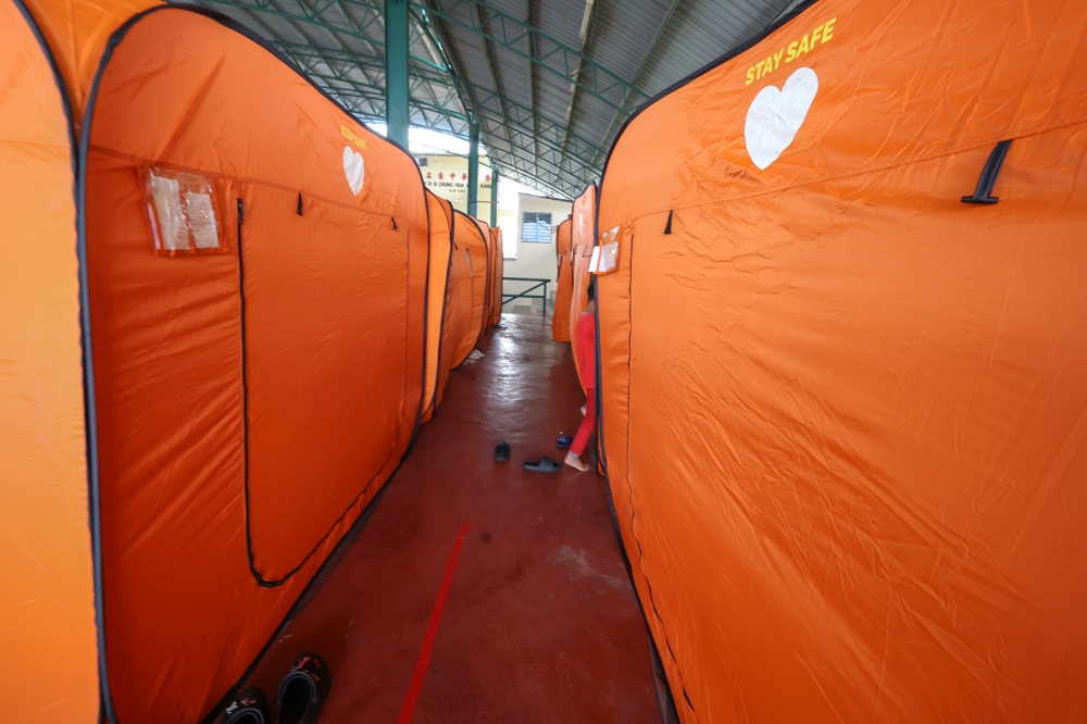 The number of flood evacuees in Sarawak has decreased to 9,039 people placed in 40 temporary evacuation centres (PPS) across six divisions as of this morning, compared to 9,314 people last night. — Bernama pic