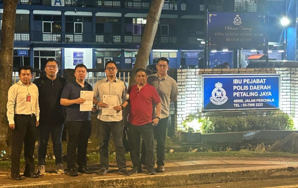 The report was lodged by Petaling Jaya MCA Youth chief Teoh Tuck Wah, who was accompanied by MCA Youth deputy chief Lee Yee Yuan and several other party leaders.