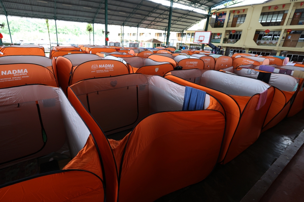 In Sarawak, the State Disaster Management Committee Secretariat reported a decrease in the number of evacuees to 5,747, down from 6,160 last night. — Bernama pic