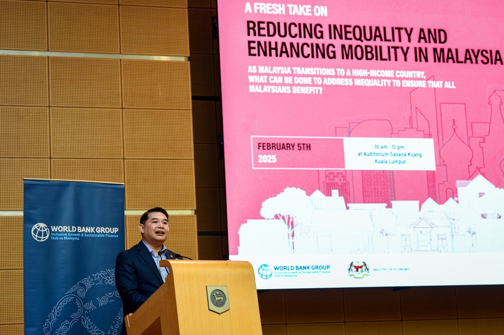 Economy Minister Datuk Seri Rafizi Ramli noted that at least over the past month, optimism for Malaysia’s medium- and long-term growth prospects has remained unchanged. Furthermore, the ringgit has strengthened in the past week. — Bernama pic
