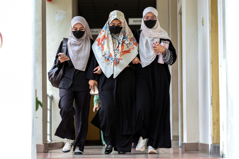 Zayn Rayyan's mother Ismanira Abdul Manaf (centre) as she arrived at the court this morning. — Bernama pic
