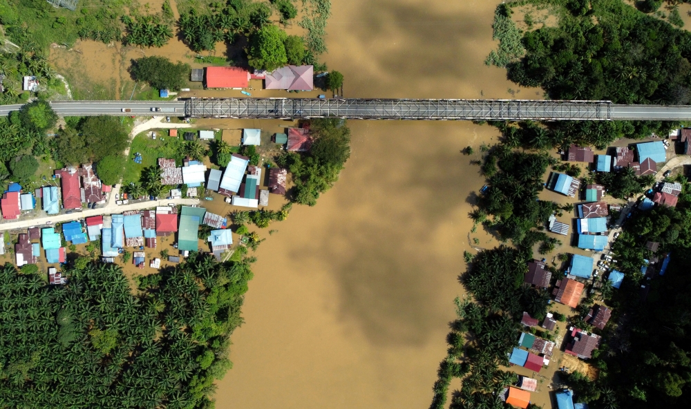 The rising waters of Sungai Kinabatangan have inundated Kampung Mengaris 1 (left) and Kampung Mengaris 2, both located along the riverbanks in Kinabatangan, Sabah, February 6, 2025. — Bernama pic 