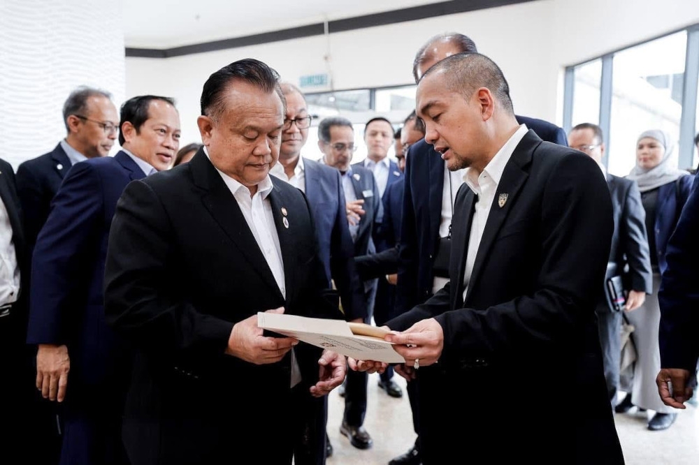 Johor Menteri Besar Datuk Onn Hafiz Ghazi (right) and Works Minister Datuk Seri Alexander Nanta Linggi during a courtesy call at the federal administration in Putrajaya yesterday. —  Picture courtesy Facebook/ Onn Hafiz Ghazi