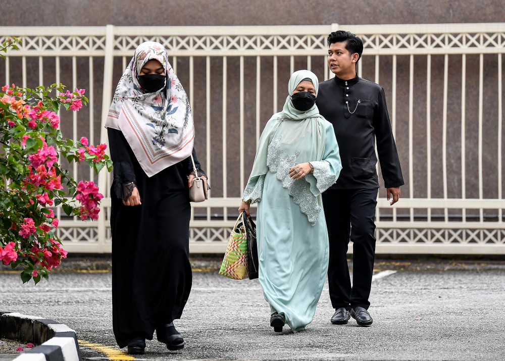 Zayn Rayyan Abdul Matin's parents, Zaim Ikhwan Zahari (right) with Ismanira Abdul Manaf (left) when they arrived at the Sessions Court to continue the trial of the neglect case they faced against the six-year-old autistic child February 7, 2025. — Bernama pic