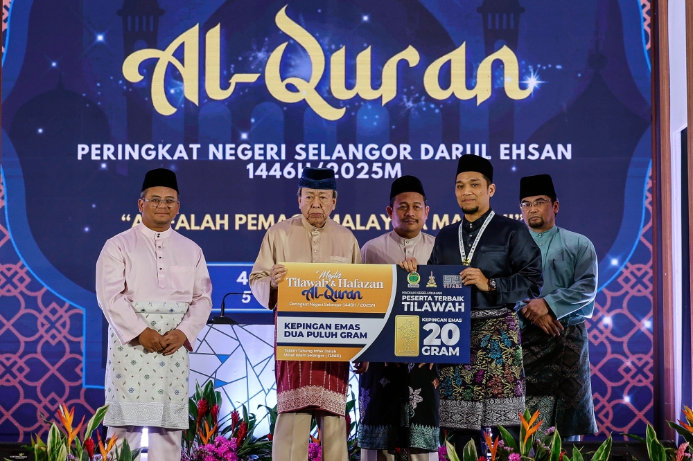 The Sultan of Selangor, Sultan Sharafuddin Idris Shah, graciously presented an award to the overall best participant of the Quran Recitation, Khairul Zaki Razali, at the Selangor State Level Quran Recitation and Memorization Ceremony held at the Lecture and Islamic Discussion Hall, Sultan Salahuddin Abdul Aziz Shah Mosque. — Bernama pic
