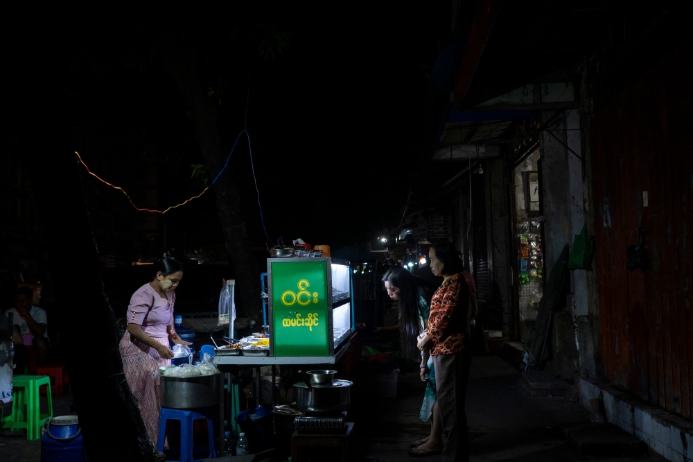 Thailand cut electricity, internet, and fuel supplies to five Myanmar border towns near its northern frontier from February 5, 2025 as part of efforts to combat criminal networks like human trafficking and scams. — AFP pic