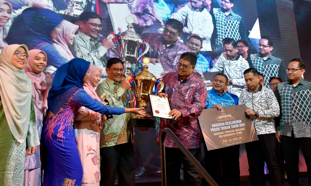 Melaka Chief Minister Datuk Seri Ab Rauf Yusoh (fourth from right) presents the Best Overall Project Award 2024 to the ICT Division for the Melaka Online Tender System 2.0, represented by State ICT Head Fauzi Elham@Alhim (centre) at the 2025 Melaka State Development Awards. — Bernama pic