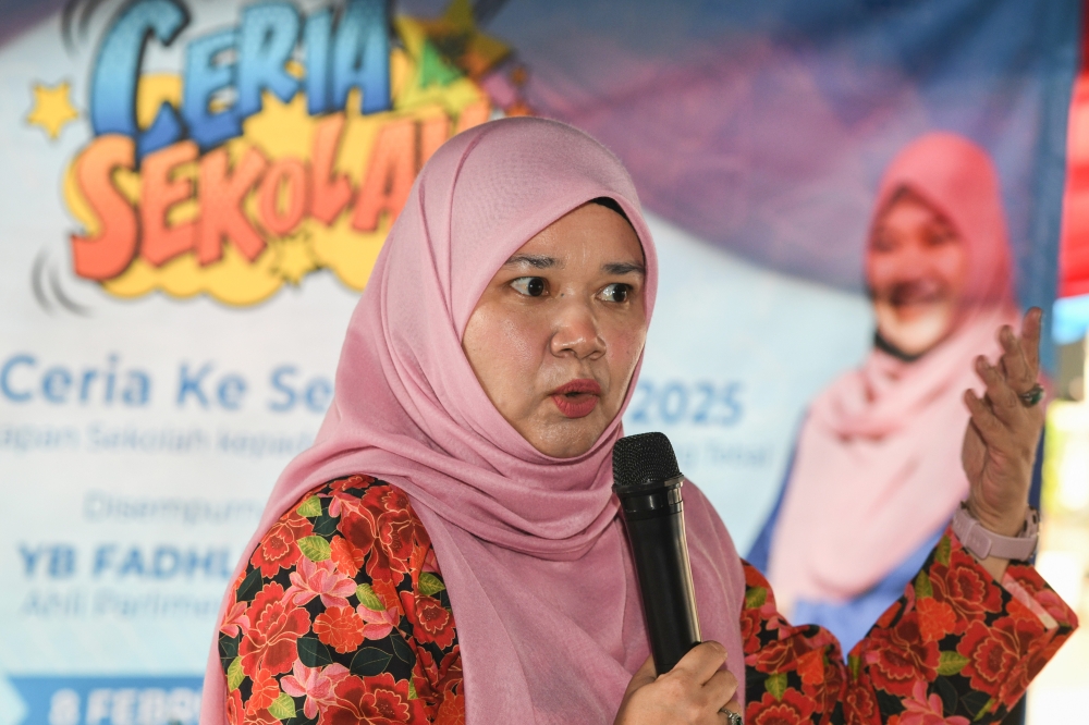 Minister of Education Fadhlina Sidek delivered a speech at the Ceria Sekolah Parlimen Nibong Tebal Program, organised by Tenaga Nasional Berhad (TNB), held at the Nibong Tebal Parliamentary Constituency Service Centre. — Bernama pic