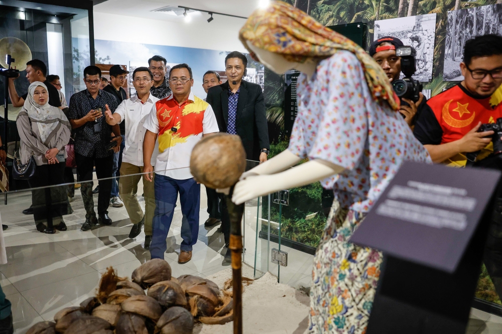 Selangor Menteri Besar Datuk Seri Amirudin Shari observes exhibition items during a visit in conjunction with the reopening of the Sultan Alam Shah Museum. — Bernama pic
