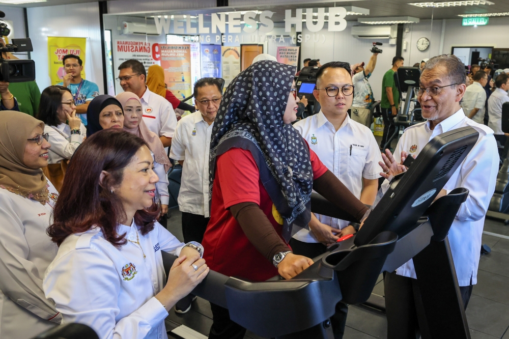 Health Minister Datuk Seri Dr Dzulkefly Ahmad (right) interacts with visitors at the Official Opening and Open Day of the North Seberang Perai Wellness Hub at Sungai Dua Health Clinic. — Bernama pic