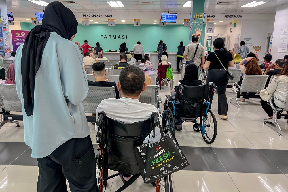 Concerns have been raised over a new directive under the Public Service Remuneration System to raise the weekly working hours for shift-based nurses from 42 to 45 hours amid high demand for public healthcare. — Bernama pic