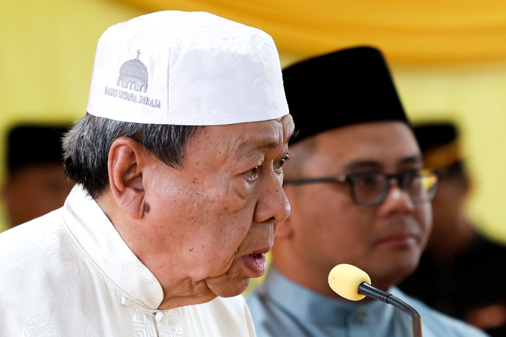 Selangor Ruler Sultan Sharafuddin Idris Shah has expressed his displeasure at a proposed guideline for Muslims in non-Muslim events. — Bernama pic