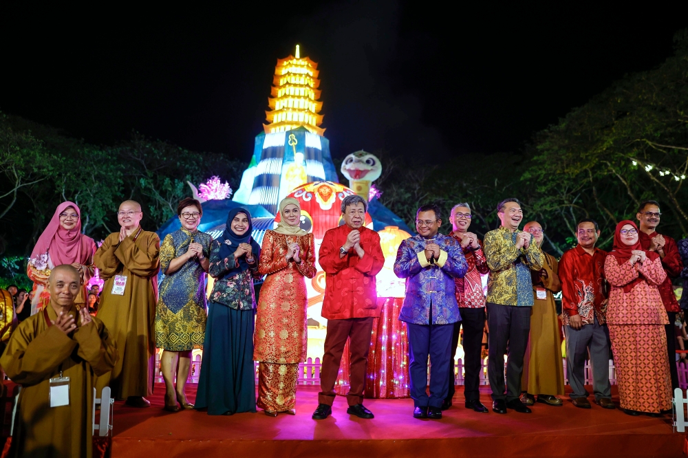 Sultan of Selangor Sultan Sharafuddin Idris Shah and Tengku Permaisuri Norashikin graced the state-level Chinese New Year (CNY) celebration held in Jenjarom today. — Bernama pic
