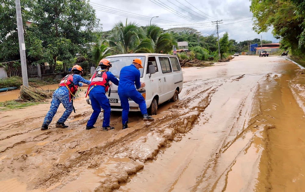 The flood situation in Keningau. — Bernama pic