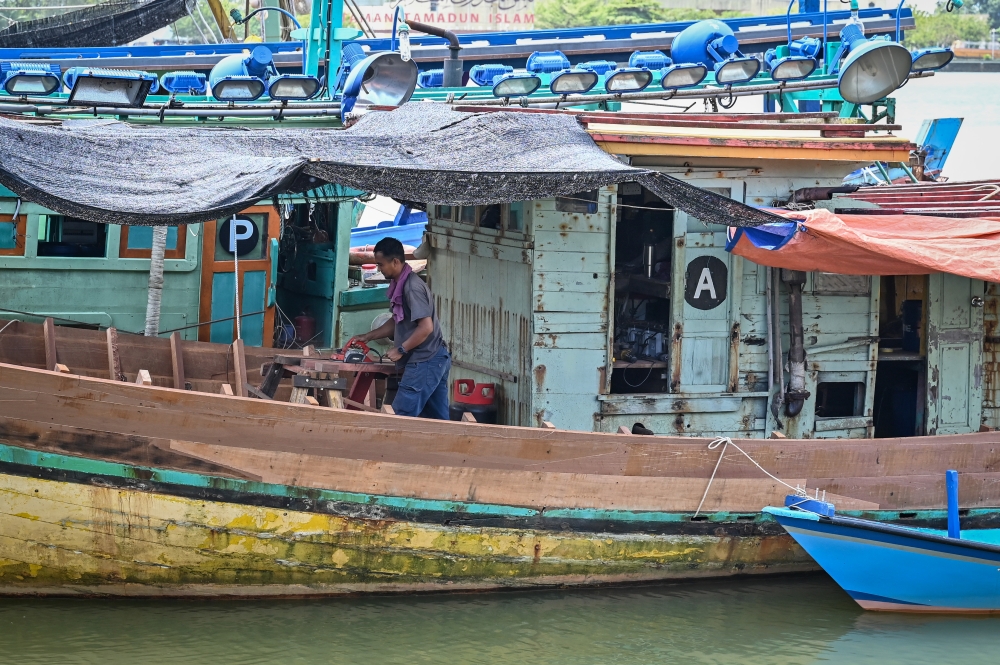 The fishing community must adopt environmentally friendly fishing technology, and adhere to closed fishing seasons and catch size limits to ensure sustainable marine resources. — Bernama pic