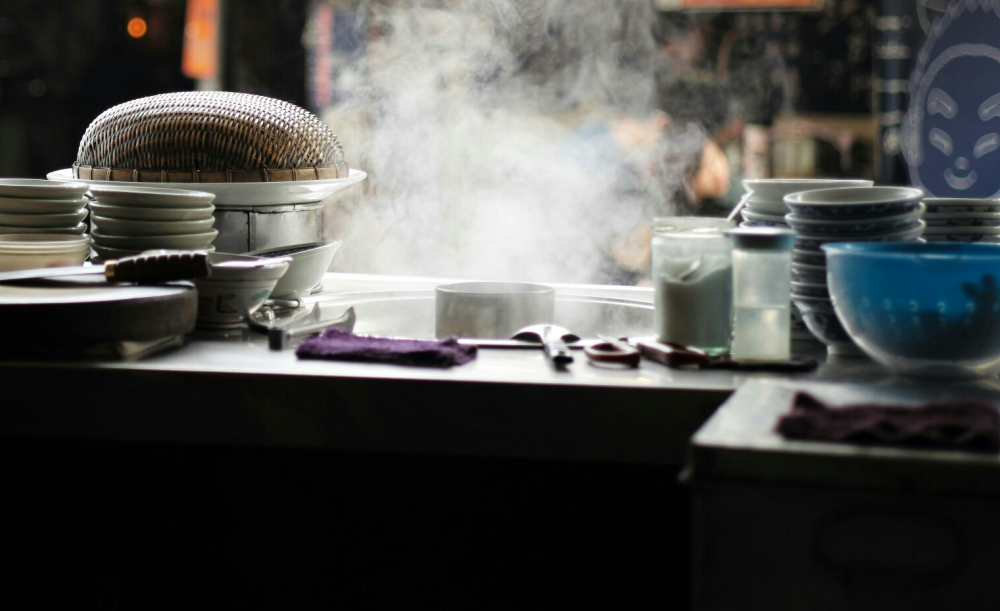 It is claimed that the victim was repeatedly splashed with hot soup, physically assaulted, and had her hair cut off with scissors during the incident. — Pic via Unsplash