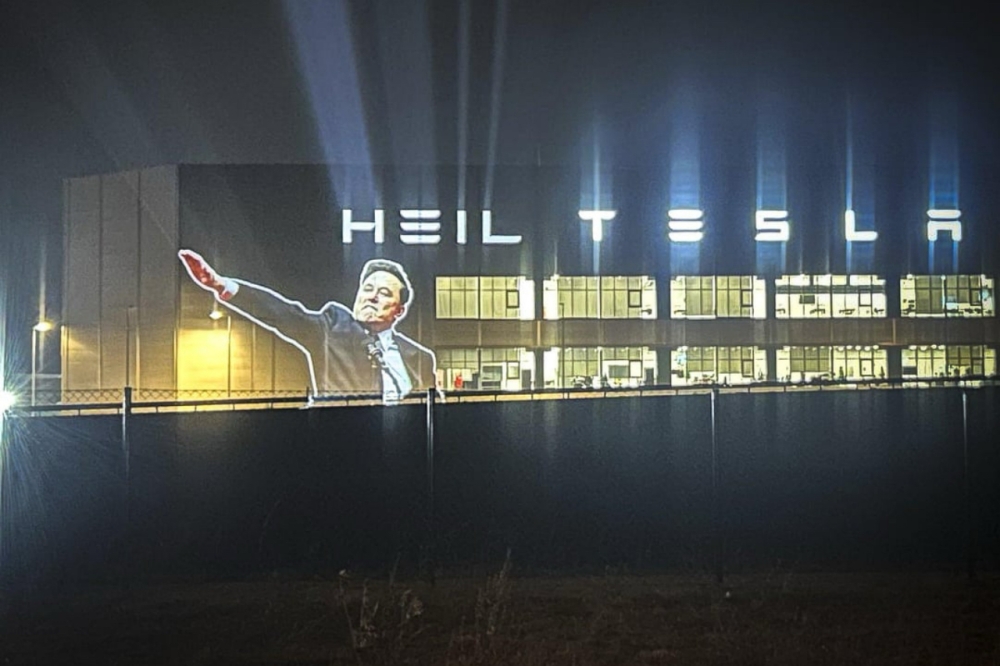 ‘Heil Tesla’ was projected on a Tesla Gigafactory in Germany by activist group Led by Donkeys. — Picture from Reddit 