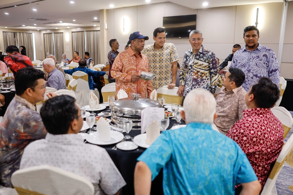 Minister of Investment, Trade and Industry (Miti) Tengku Datuk Seri Zafrul Aziz interacts with participants of the Golf KITA 2025 charity event at Glenmarie Golf Club in Shah Alam February 9, 2025. — Bernama pic