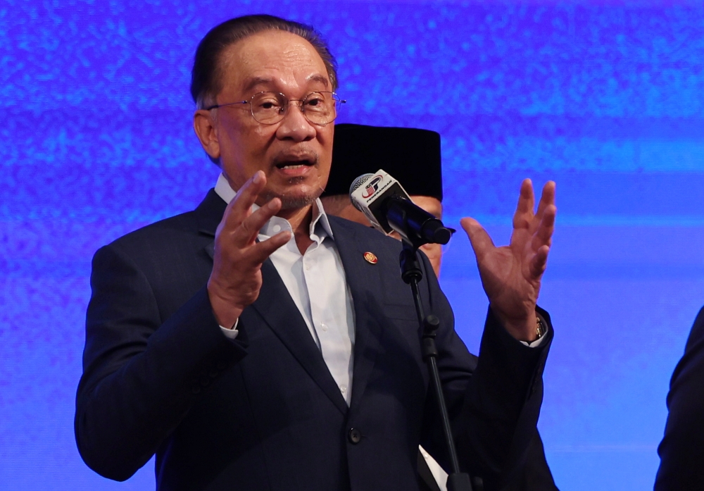 Prime Minister Datuk Seri Anwar Ibrahim said the initial screening process for projects must also be expedited, and awarding of contracts should ideally be done through tenders, as negotiated procurement methods have been prone to mismanagement and leakages. — Bernama pic 