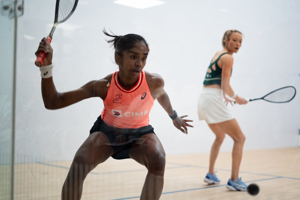 Malaysian squash player S. Sivasangari maintained her momentum after beating world top seed Olivia Weaver (back) in the semi-finals on February 8, 2025. — Picture from X/PSA Squash Tour