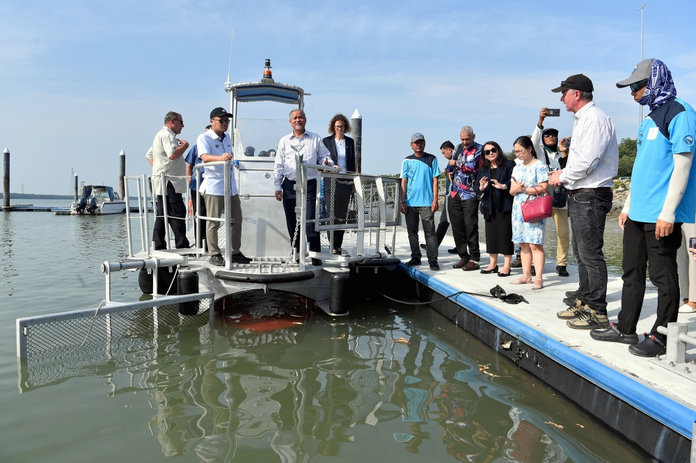 The government is considering introducing national-level legislation under the 13th Malaysia Plan (13MP) to tackle plastic waste pollution, said Natural Resources and Environmental Sustainability Minister Nik Nazmi Nik Ahmad. — Bernama pic